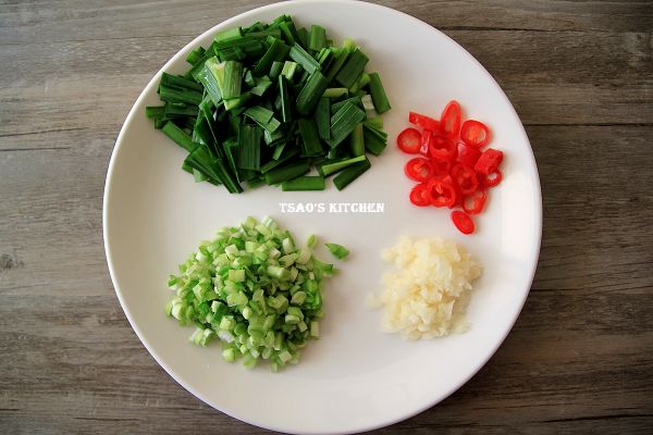蒜切末，辣椒去籽切圓片狀(喜愛辣的可不去籽)，韭菜莖部切細碎、綠葉切1CM段狀。