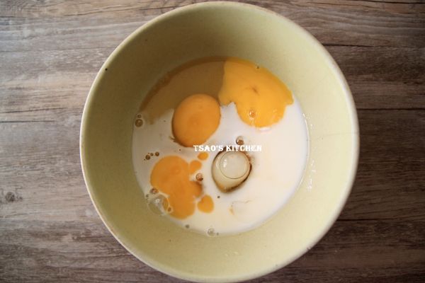 將蛋液調味料及蛋放入容器中。(註解：加入牛奶及太白粉可讓蛋液更滑嫩)