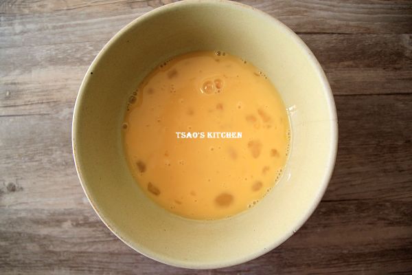 蛋液打勻備用。