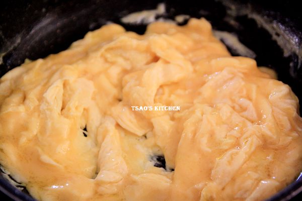 熱鍋加入1大匙食用油，中火將蛋液倒入後輕輕拌炒，呈現半熟狀態取出備用。