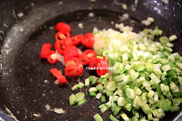 原鍋將蒜末、辣椒、韭菜莖放入炒香。