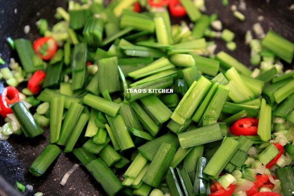 再加入韭菜葉拌炒20~30秒。