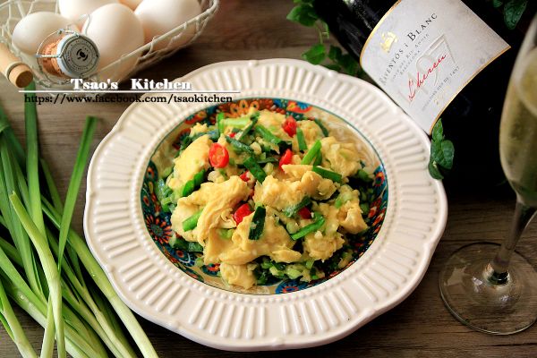 選擇熱炒酒只要抓住兩個大方向: 「酒體輕盈、酸度偏高」。氣泡酒釀造時遵從與香檳相同的二次發酵法，氣泡細膩，且富含更新鮮果香，搭配台式的韭菜滑蛋熱炒菜色，非常融合。讓你吃熱炒也可以很歡樂。