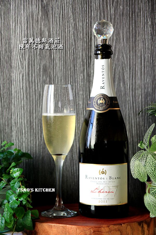 這支雷萬德斯酒莊陳年不甜氣泡酒，酒體輕盈，口感純粹，帶點柑橘類的順口芳香與白果的輕柔氣味。氣泡細緻滑順餘韻綿長，完全展現Reserva Brut優異的風格。