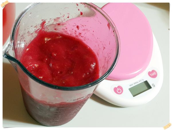 冷凍蔓越莓+水100CC用調理機或果汁機打成果泥