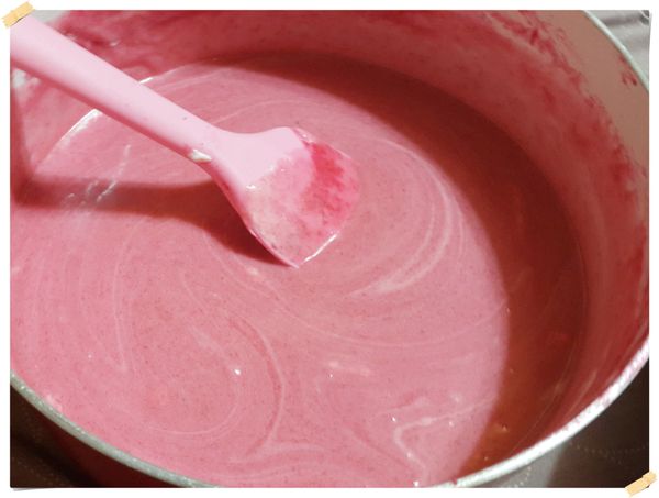 取1/3的7加入6裡面.以切拌方式.從底部輕翻拌勻(不要過度攪拌會消泡)