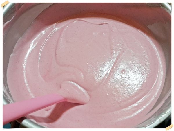 把8倒回7從底部輕翻拌勻(不要過度攪拌會消泡)