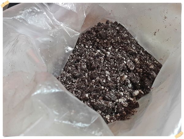 OREO餅乾放塑膠袋內敲碎(留著幾片不要敲碎)