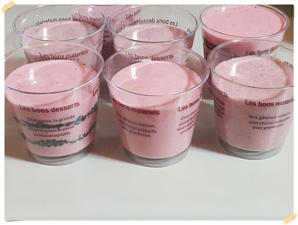 裝進擠花袋內比較好操作,裝在容器內放涼,冷藏至少8小時,最左邊是一層慕斯一層餅乾屑,中間的是一層慕斯放一片餅乾,最右邊就是發懶了,把餅乾屑倒進慕斯糊裡喇喇咧~