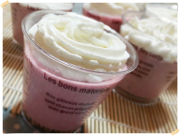 冷藏完之後的慕斯可以用打發鮮奶油裝飾,也可以擺上水果之類做裝飾