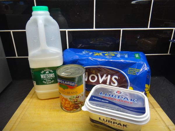 吐司放入烤麵包機裡加熱烤到自己喜歡的焦度。