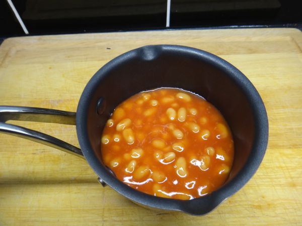 將烤豆和牛奶放入鍋中用小火加熱。