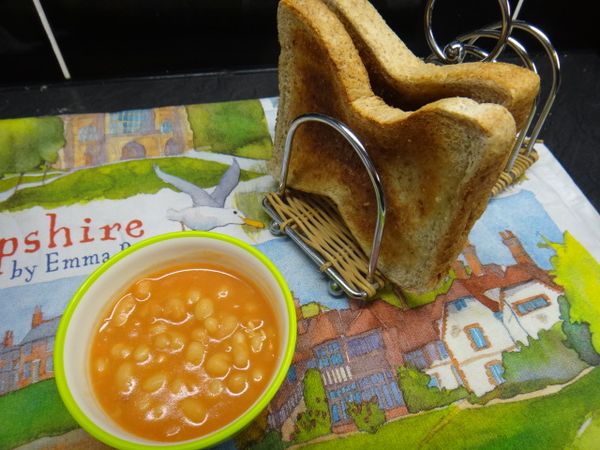 吐司麵包先上一層牛油。然後鋪上烤豆，即可上桌享用。