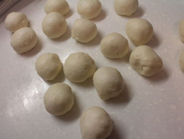 模式30在跑15分鐘後會停止，停止後請讓麵糰在麵包機裡休息30分鐘。休息完畢後把麵糰取出，每20g分成一個小麵團，滾圓蓋上濕布再休息15分鐘。