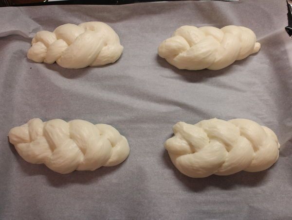 等麵團兩倍大，就可以準備鋪上蔥花餡囉。先在麵包上面刷上剛剛剩下的1/2蛋汁，接著鋪上蔥花餡。鋪餡的時候只要鋪在中央位置，前後左右邊緣都要留一點，不要鋪到整個麵包表面都是，因為蛋汁鋪得太厚烤完後就會顯得乾硬，那就真的是蔥油餅了。