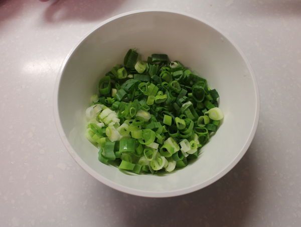 趁此時來將蔥先切成蔥花，儘量切細一點點，灑在麵包上才會漂亮，不然會很像蔥油餅...........