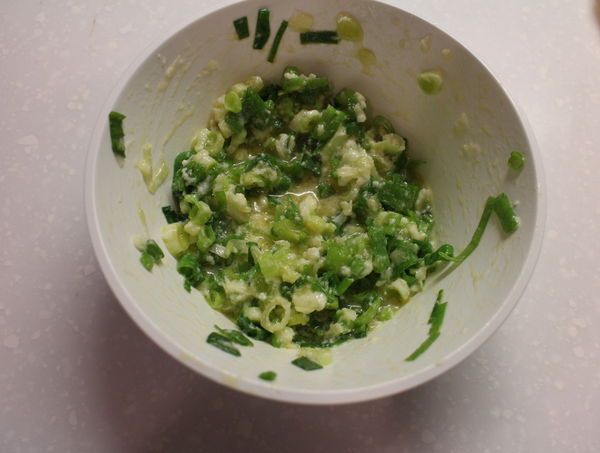 趁麵團發酵時，來準備蔥油醬。先將奶油攪拌到有點乳白色，加入鹽巴與油，最後拌入蛋汁，然後再拌入蔥花。蔥油餡不要太早作，因為蔥花碰到鹽巴會出水軟化，變得有點黃，要進烤箱前再把蔥花拌進去蔥才能保持鮮綠。若喜歡有點微甜的蔥醬,可以將油用沙拉醬取代,微鹹微甜真的很好吃呢!