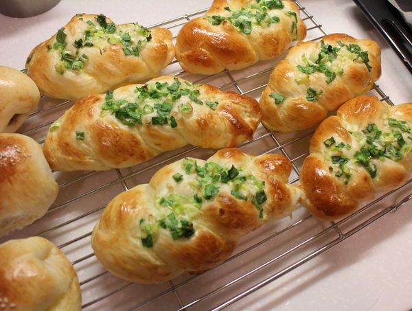 烤箱預熱到180度，將麵團放到烤箱中層進去烤12-15分鐘，若表面沒上色，可以最後只開上火烤個1-2分鐘就會上色。若烤箱的烤溫不均勻，記得在第8分鐘左右拿出來轉一下烤盤，讓左右上色平均