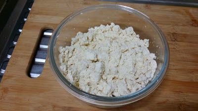 先將豆腐均勻的捏碎。