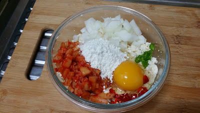 加入泡菜、洋蔥、雞蛋、麵粉、紅綠辣椒還有適量的鹽巴調味