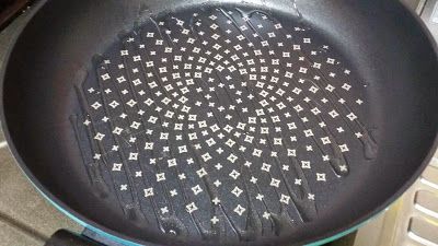 開小火，放些食用油上去預熱。