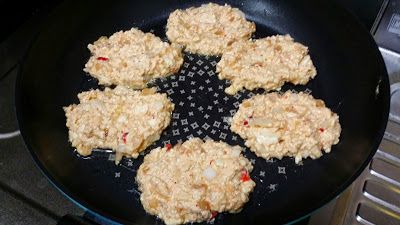 有點熱度之後，將混合過的材料輕輕地放到煎鍋上。
看要做成什麼形狀都可以~