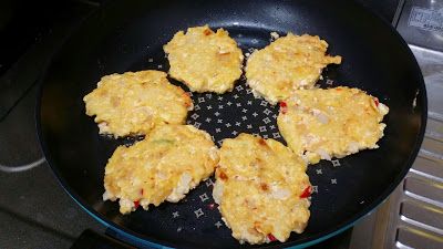 輕輕地翻面，不然會碎掉喔。