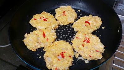 等到兩面都煎的差不多之後就可以裝盤了！
煎的程度看個人喜好，喜歡焦一點的就煎久一點就好。
用小火慢慢煎並加入適量食用油，才不會一下子變焦黑。