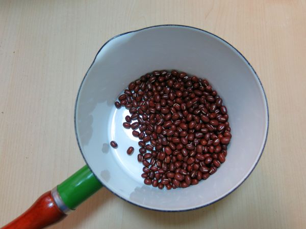 清洗紅豆，放入湯鍋內雨水先用大火煮，
沸騰後碗小火主約50分鐘煮熟，稍微放冷後力去多餘水份。