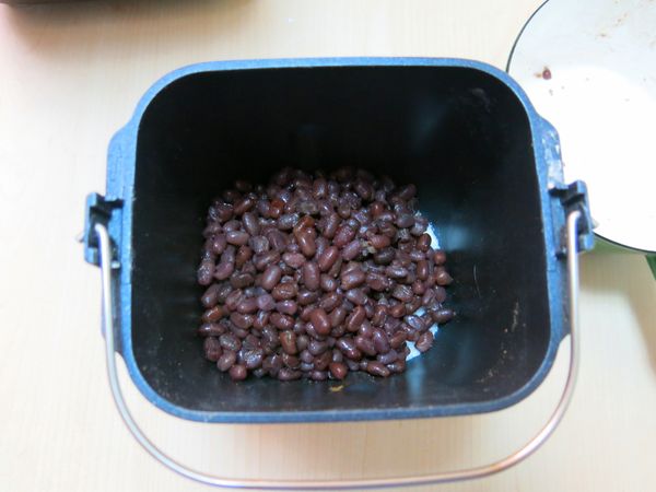 接著再加入※水煮的紅豆進去。