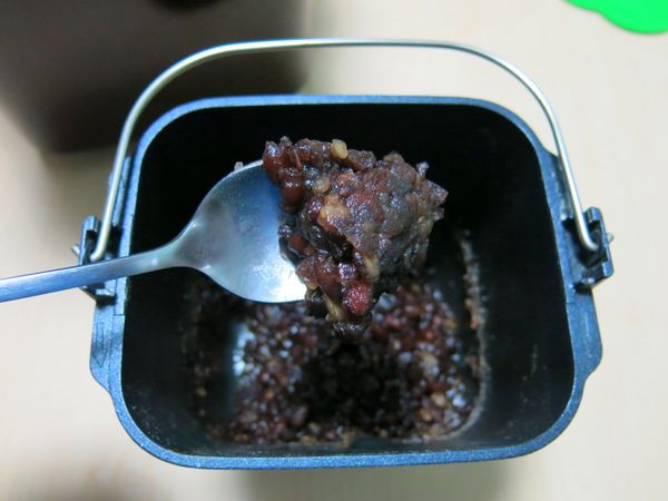 等到了50分鐘左右，可讓紅豆泥悶在機器裡自然放涼，
這樣可讓堂與紅豆泥更入味，然後打開上蓋將內鍋取出，
裝在附蓋的容器裡保存就可以享用了！