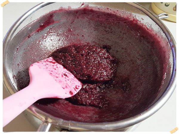 用細紗網過濾掉籽子(要有點耐心,把果汁都濾出)秤一下重量,不滿300克的話,用熱開水補足