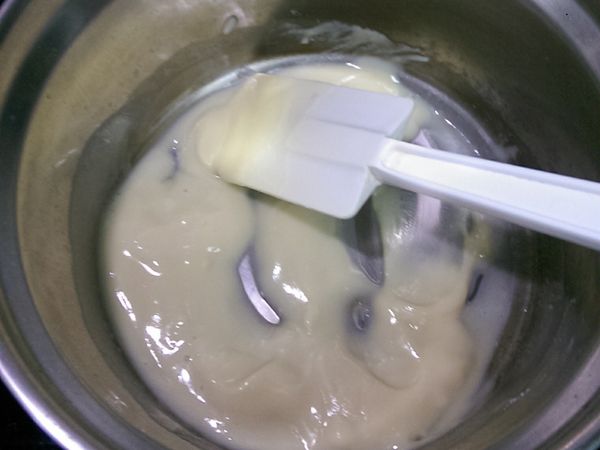 將玄米油加熱到出現油紋，熄火後加入過篩的低筋麵粉用耐熱刮刀拌勻