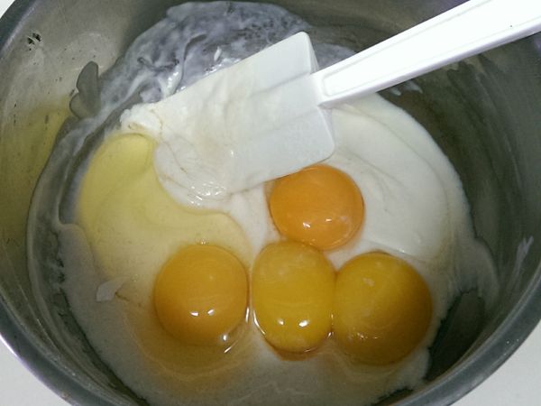 再加入3顆蛋黃，1顆全蛋和鮮奶一起拌勻