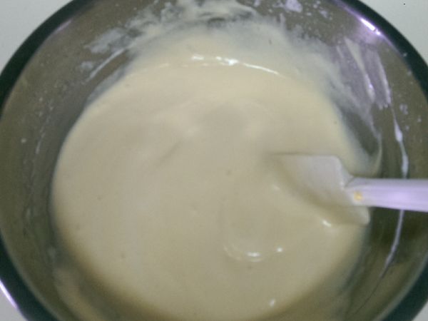 再全部倒回蛋白糊拌勻（由下往上邊拌邊轉圈，請不要用喇的）