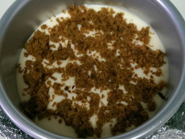 模型倒入1/2麵糊，撒上魚(肉)鬆