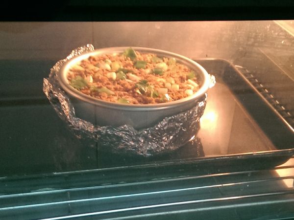 烤箱預熱180°C，烤盤下放一盆熱水，蛋糕放入後轉170°C烤10分鐘，再用150°C烤40分鐘