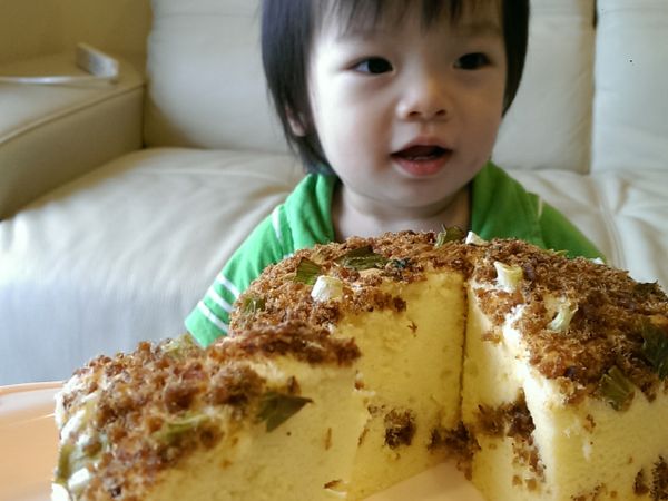 出爐後再拿起模型在桌上敲2-3下，放涼後切塊即可享用