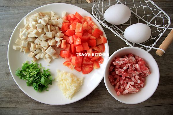 蕃茄與杏鮑菇切成四方小塊狀、蒜切末、香菜切碎備用。　　【★小訣竅：食材切成差不多大小，烹煮時間平均易入味】