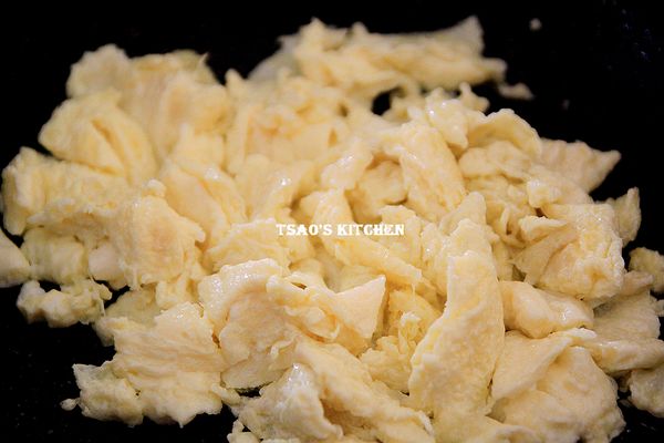 鍋中放入食用油，將蛋液打散入鍋中炒成碎塊狀取出備用。