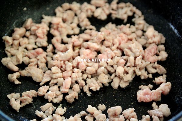 原鍋，放入豬肉炒至泛白。