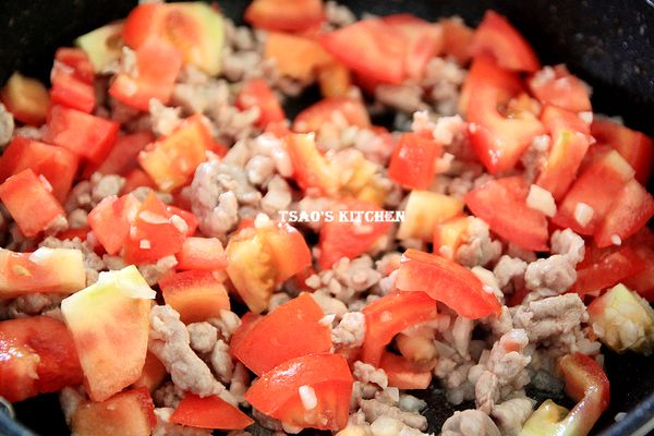 加入蕃茄翻炒一下。