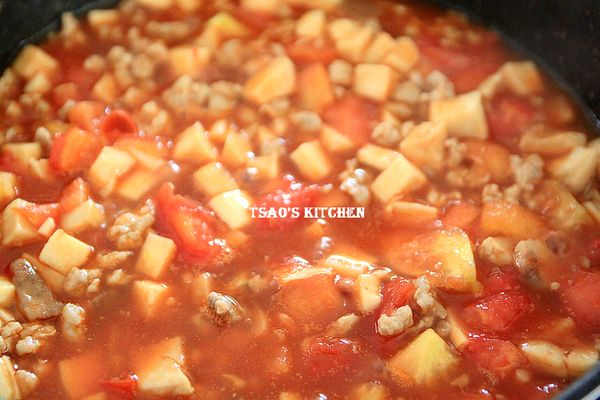 再將杏鮑菇與剩餘調味料(香油除外)加入，中火略煮2~3分鐘入味。 　　
【小曹使用的是原汁壺底醬油偏鹹，所以沒有額外加鹽調味，若使用一般醬油，可適度加鹽調整適合自己的口味】