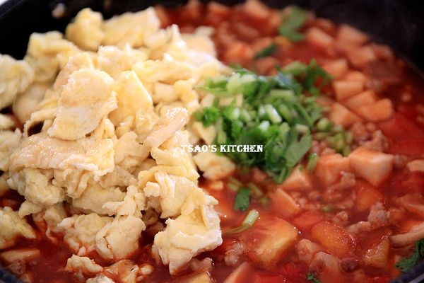 最後加入蛋與香菜拌勻，起鍋前淋少許香油就完成啦~~