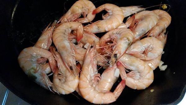 蒜頭爆香後,加入放入蝦子,和一些水,蝦子熟後盛出