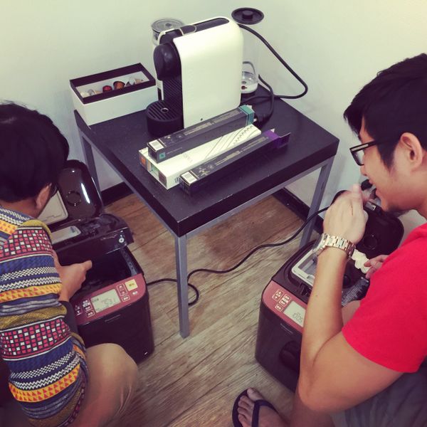 放入酵母粉於麵包機外層
【特別注意，放入酵母粉後千萬不要再把鍋蓋打開，不然酵母粉會灑出來就要把它吹掉了】