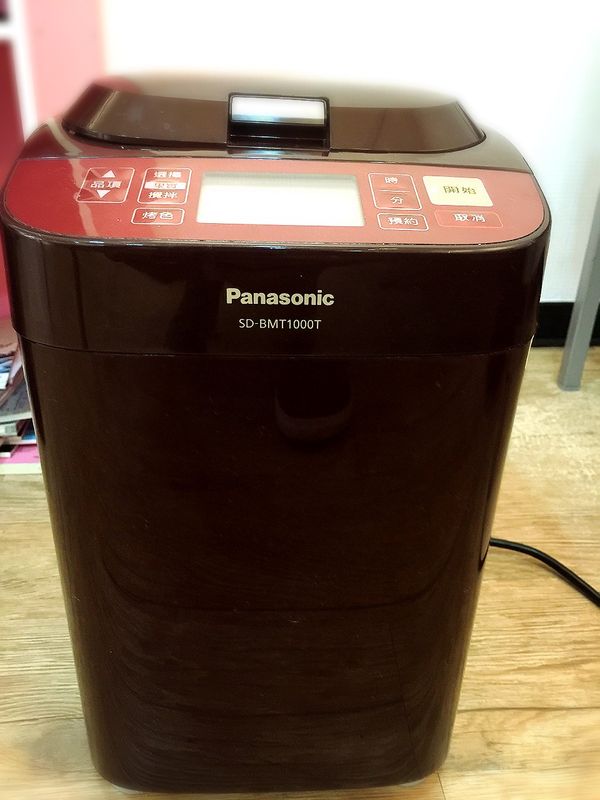 放入Panasonic 變頻製麵包機中 按下形程1-超柔軟吐司後等待5小時後完成