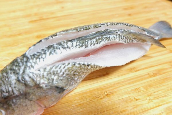 買回來的魚再把魚鱗刮乾淨 從魚背劃刀至中骨(保持魚的完整不在魚肉上劃刀)