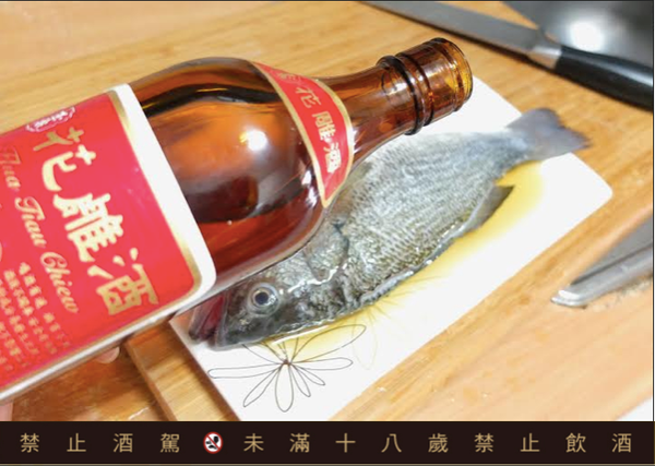 取一盤子用花雕酒浸泡魚 加醬油.鹽巴調味 約10分鐘