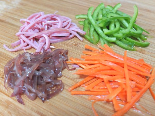 青椒.紅蘿蔔.黒木耳.火腿.薑.青蔥全部都切絲